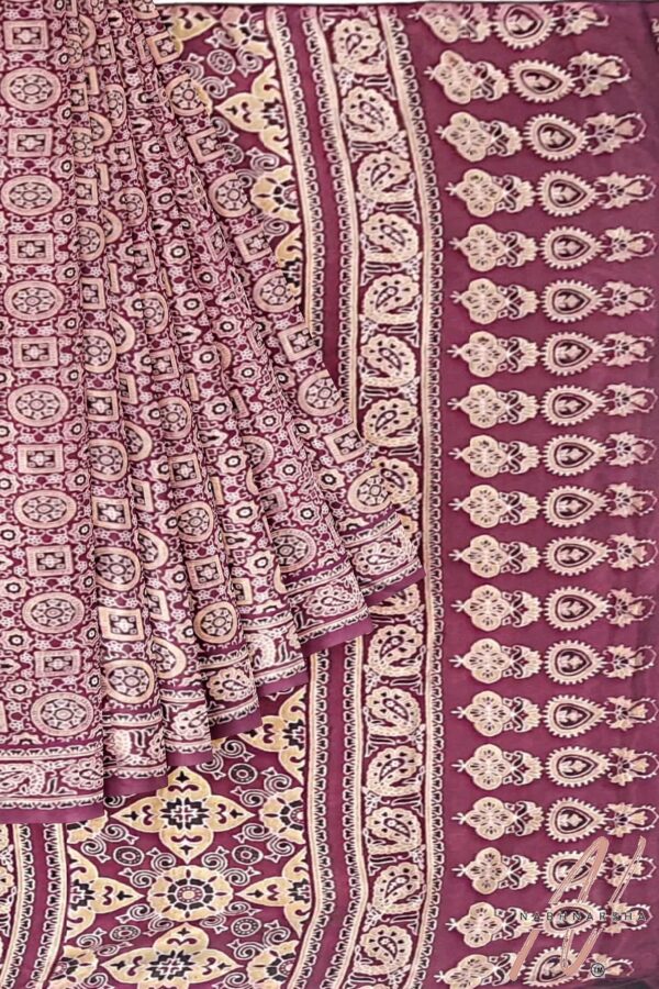 Maroon Gadwal Silk Saree - Image 4